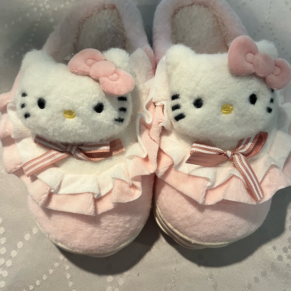Hello Kitty slippers size 5.5-6